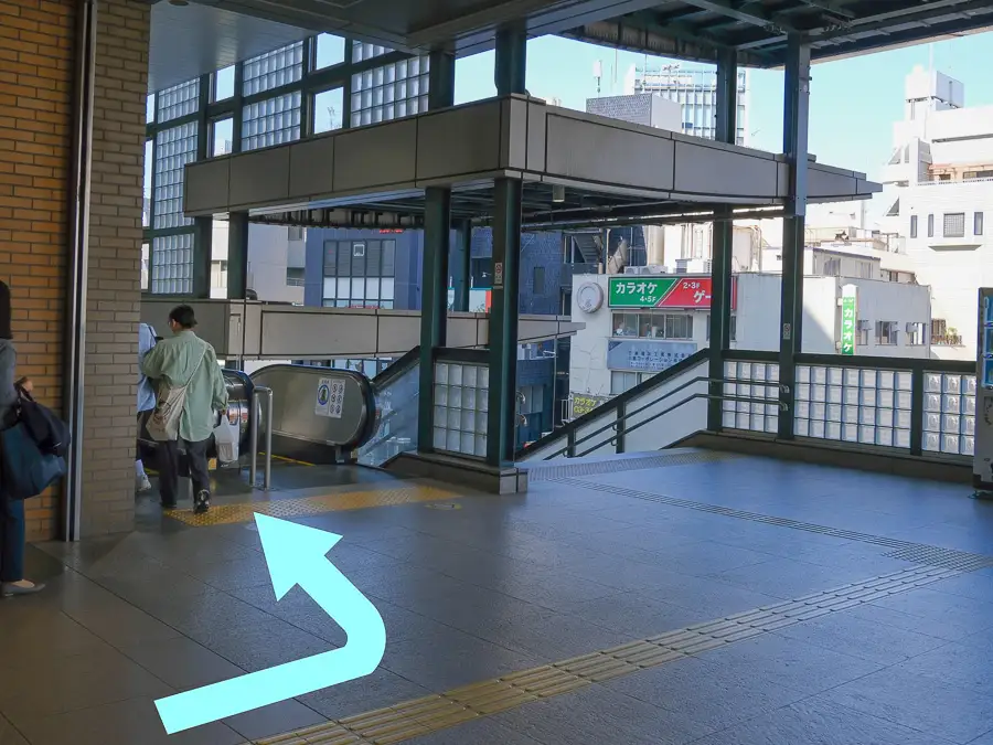 東口改札を出た先の下りエスカレーター方面