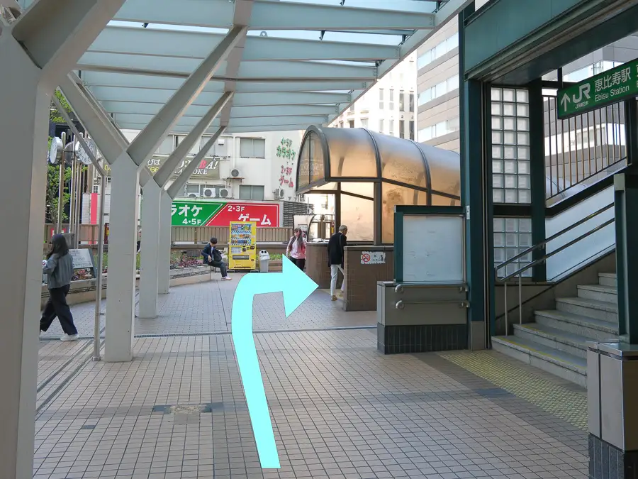 エスカレーターを下りた先から右方向へ進む通路