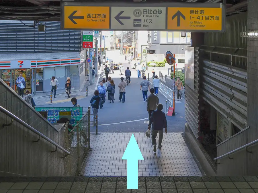 階段を下りた先にあるセブンイレブン