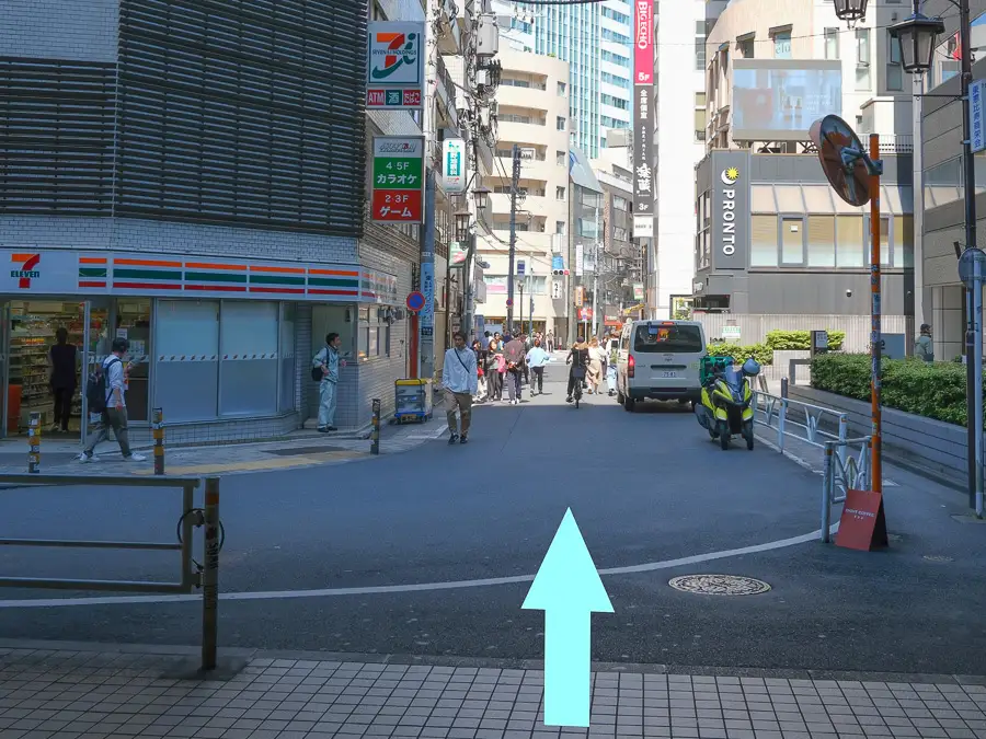 セブンイレブン前から直進する道