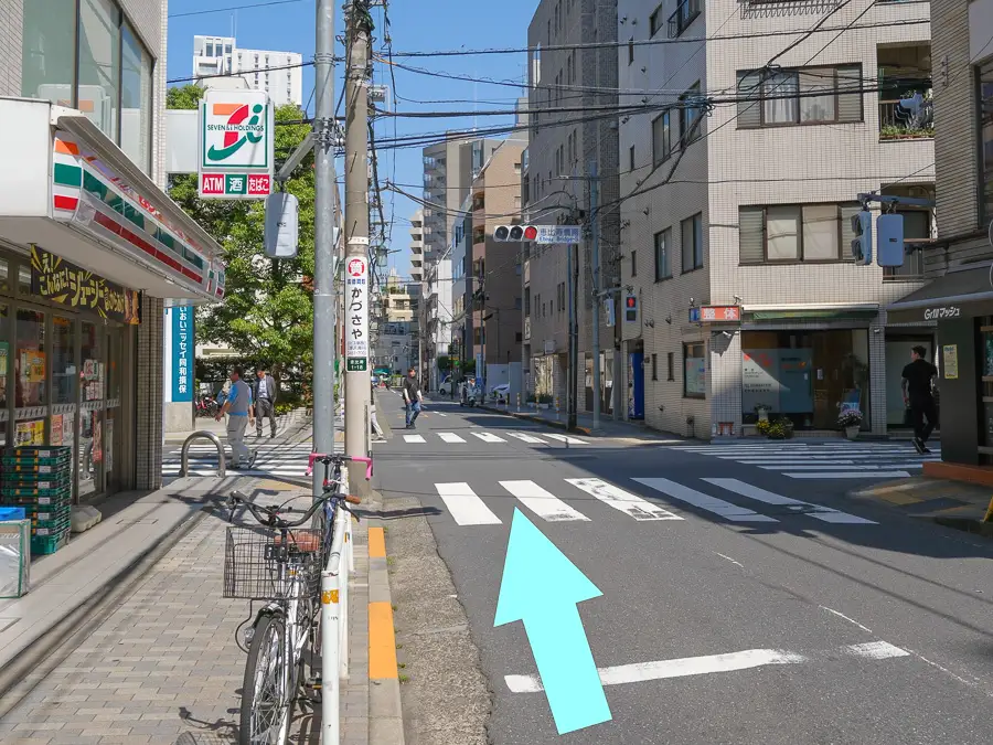 セブンイレブンのある交差点を直進する道