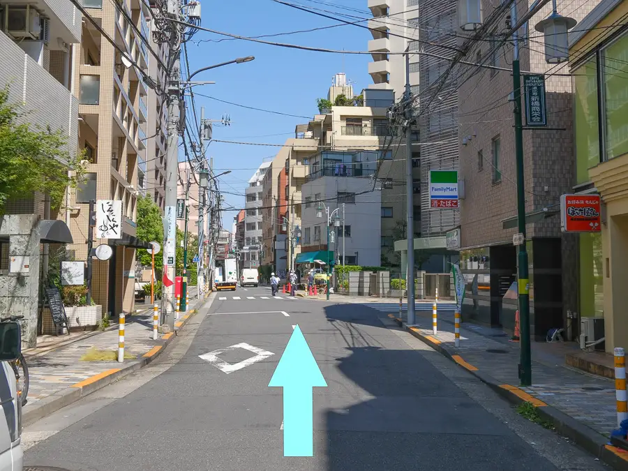 ファミリーマートが見える通り