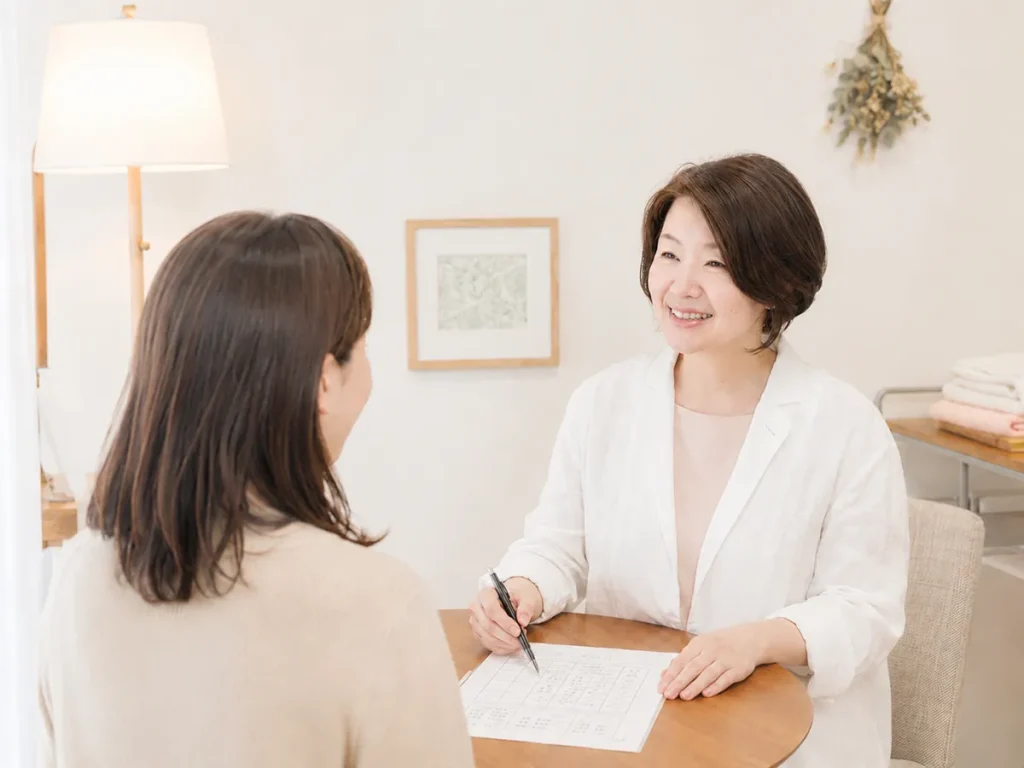相談者と対面で算命学鑑定を行う鑑定師 芽依